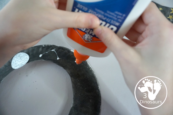 A Fun Night Sky Theme Wreath - make a paper plate wreath with a night sky wreath with a moon and stars - 3Dinosaurs.com 